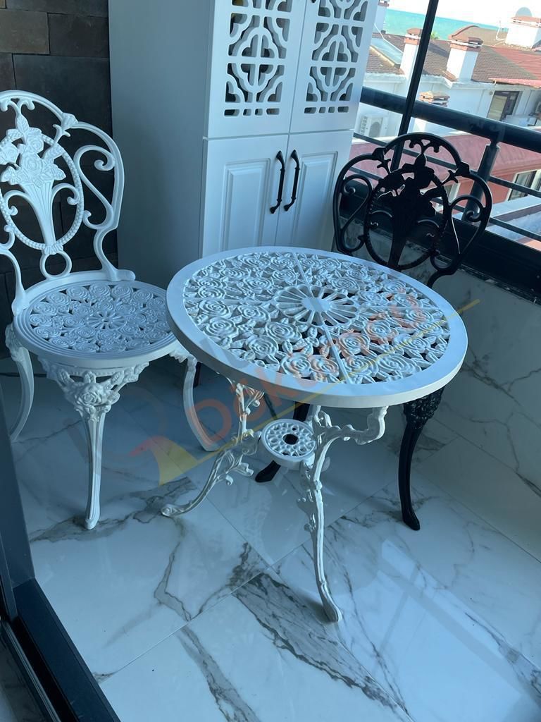 Beyaz siyah sandalye masa takımı