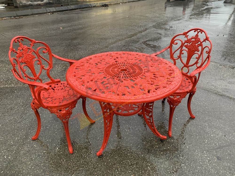 Döküm sandalye kollu güllü masa