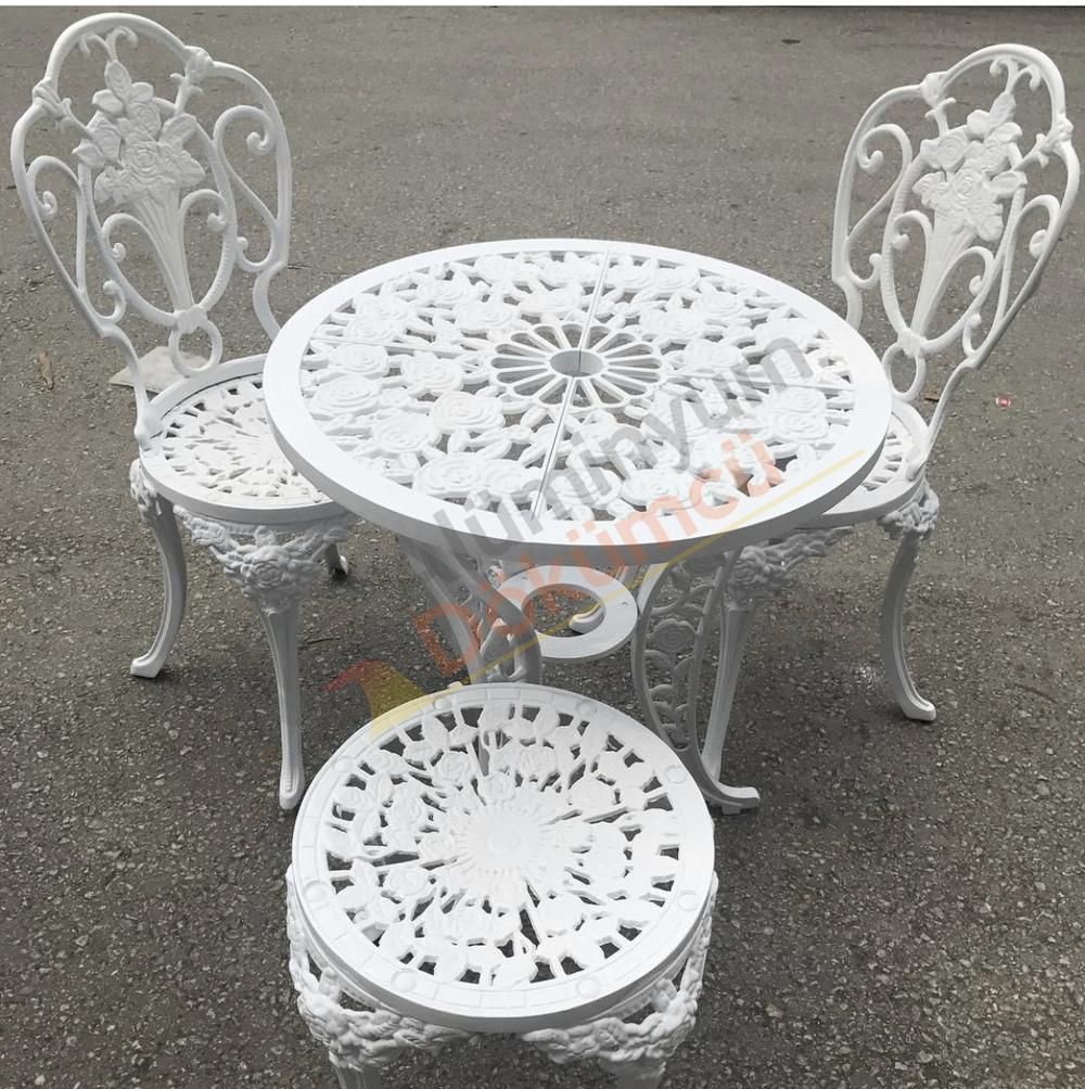Güllü beyaz 2 sandalye 60 çap masa 1 tabure
