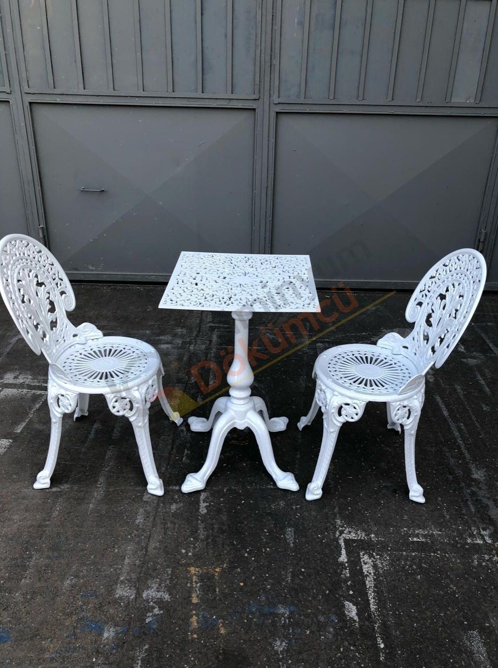 Döküm 2 sandalye 50 cm lik kare masa