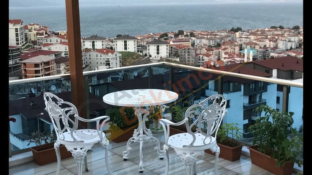 Beyaz döküm masa sandalye