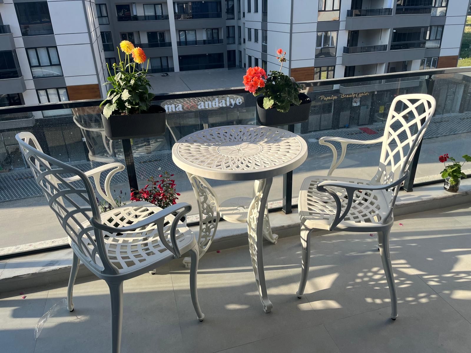 Döküm plastik sandalye yuvarlak masa 60 cm çap(beyaz renk)