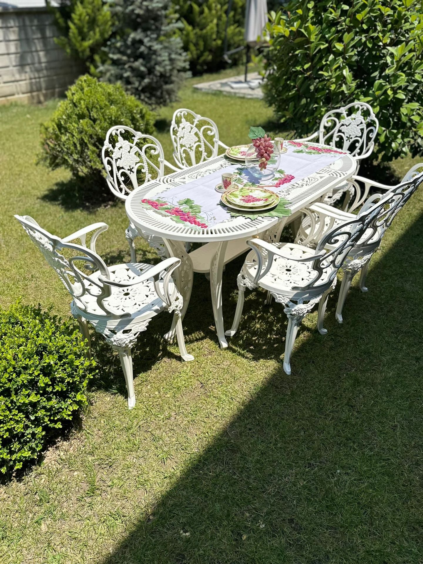 Döküm plastik masa takımı oval beyaz renk güllü sandalye
