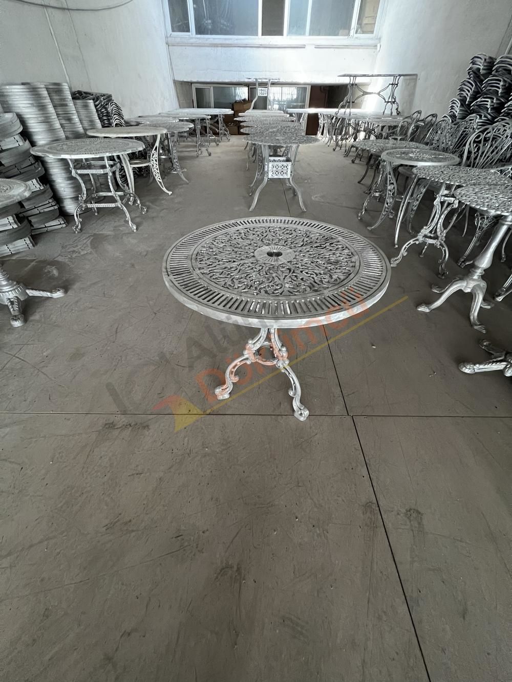 Döküm masa yetmiş dört cm