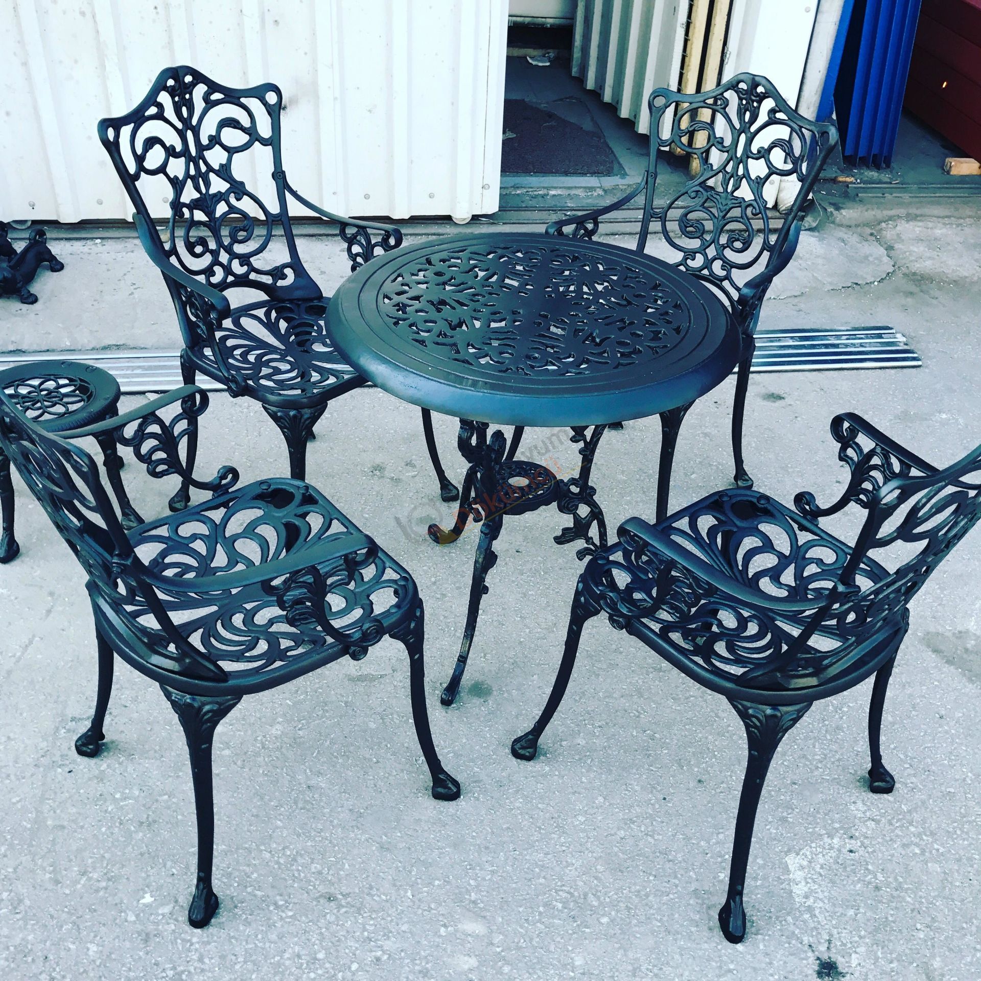 Kollu kıvırcık sandalye 4 adet Osmanlı kalın masa 65 çap siyah renk