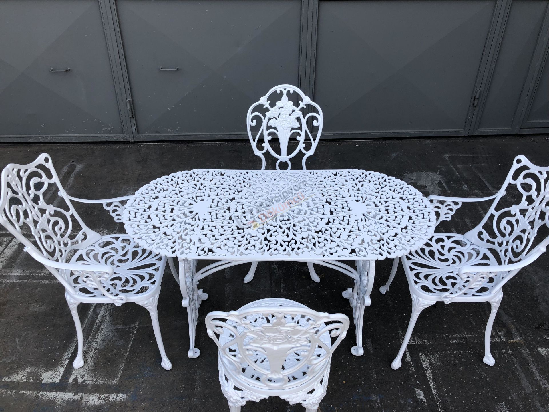 Oval masa küçük 118 cm 58 cm sandalye 2 kollu 2 kolsuz