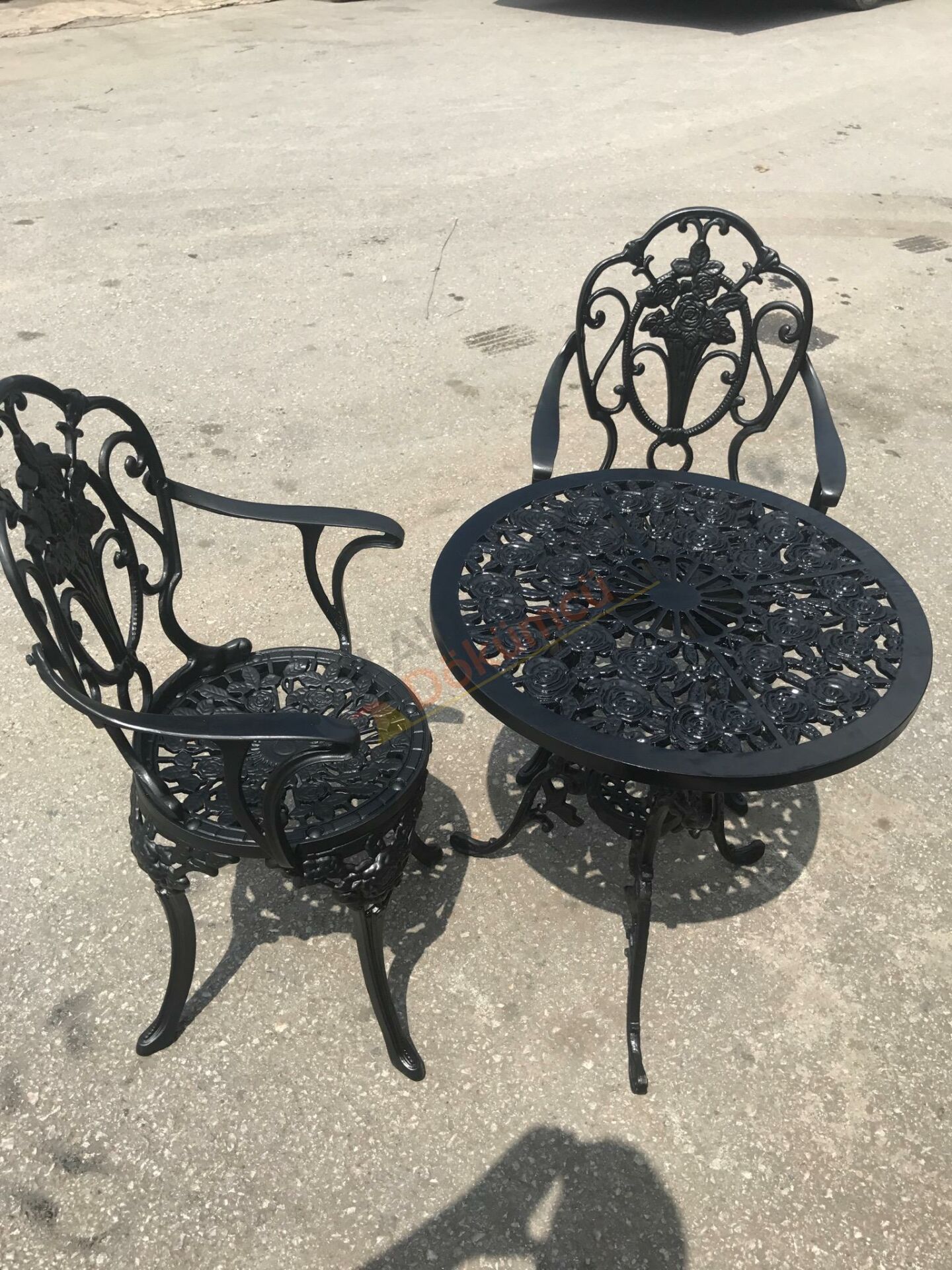 Güllü kollu sandalye 60 çap güllü masa