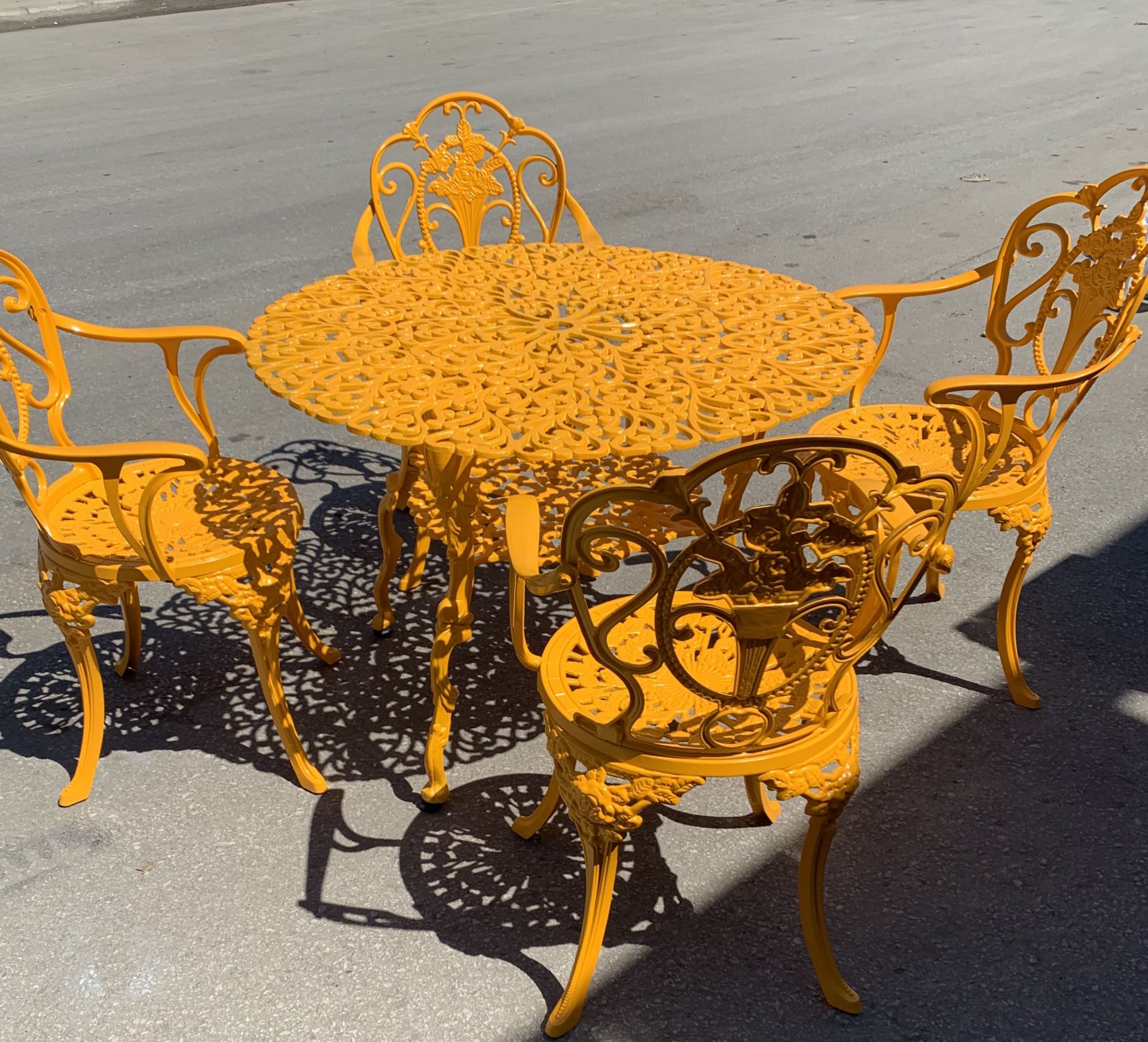 Döküm Sarı takım 100 cm masa güllü sandalye