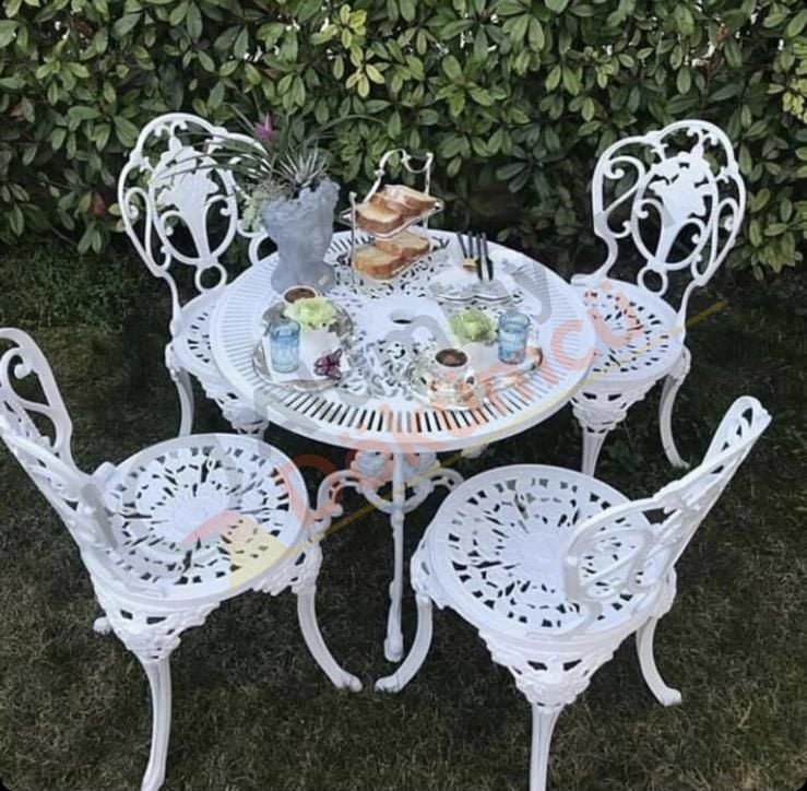 Güllü dört sandalye yetmişbeş çap masa