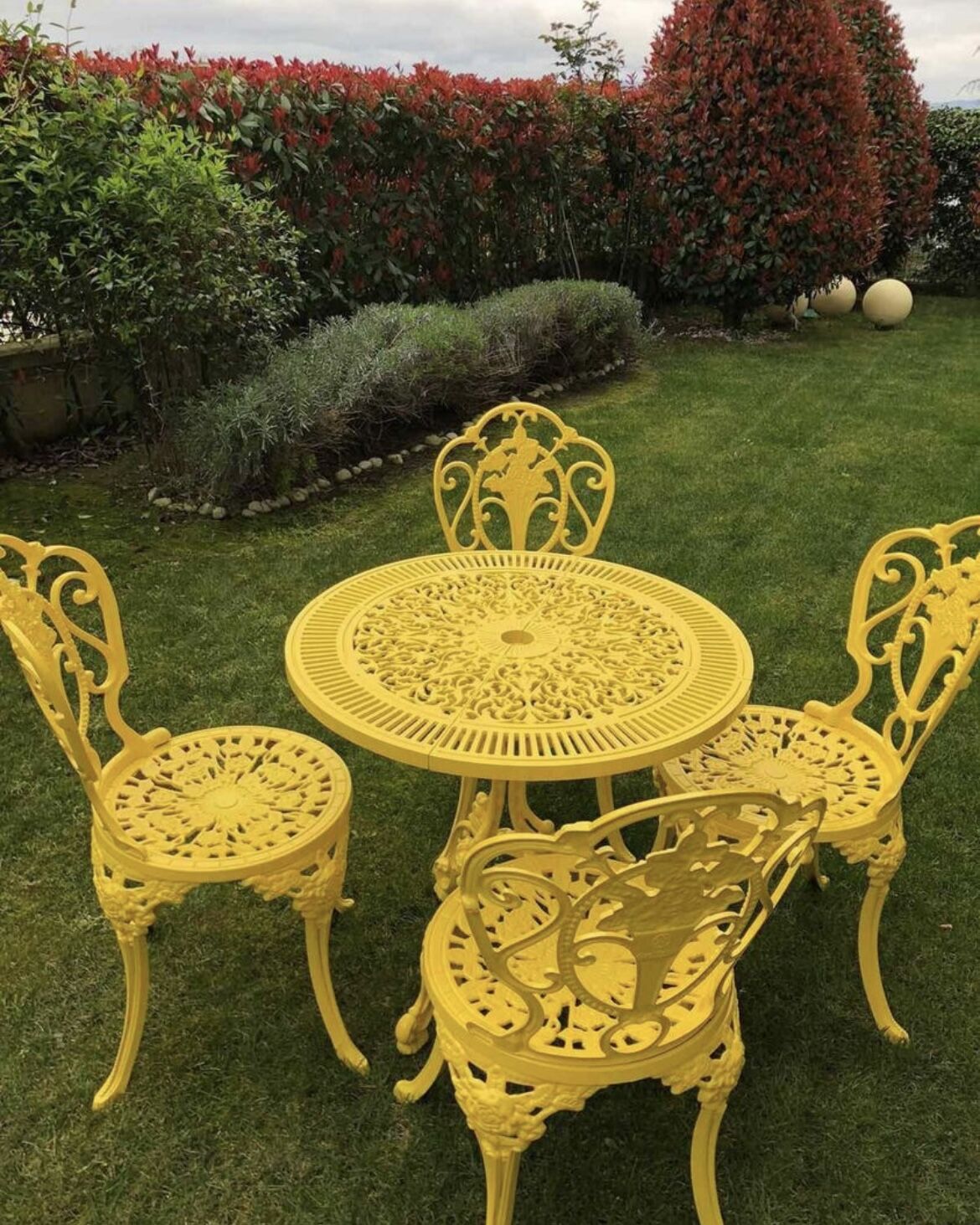Sarı döküm sandalye masa güllü model